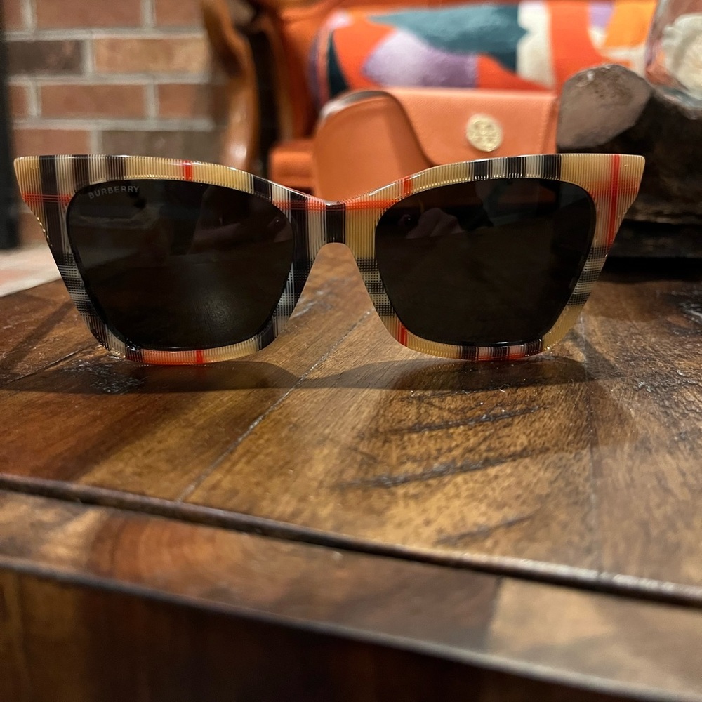 Beautiful Burberry Sunglasses in excellent shape